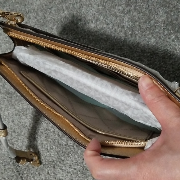 NWT Michael Kors Jet Set Travel Large Crossbody Clutch in Pale Gold - Picture 7 of 10